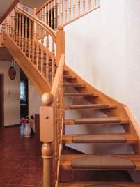 Schody drewniane alternatywa dla innych klatek schodowych